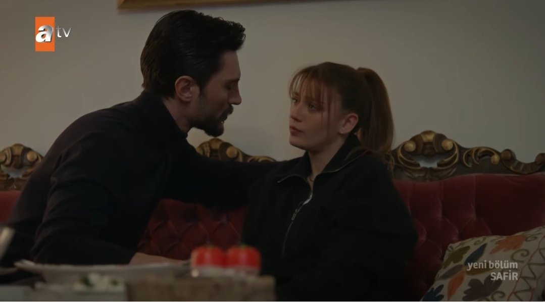 NatalijaDB's tweet image. "Yapamıyorum, bana doğru gelmiyor"

Even though she said she loved him and even though she knows their marriage is only on paper she won't kiss him.
Nice parallel to Feraye and her big love towards her husband's brother 

#AtFer | #Safir | #ÖzgeYağız |#İlhanŞen