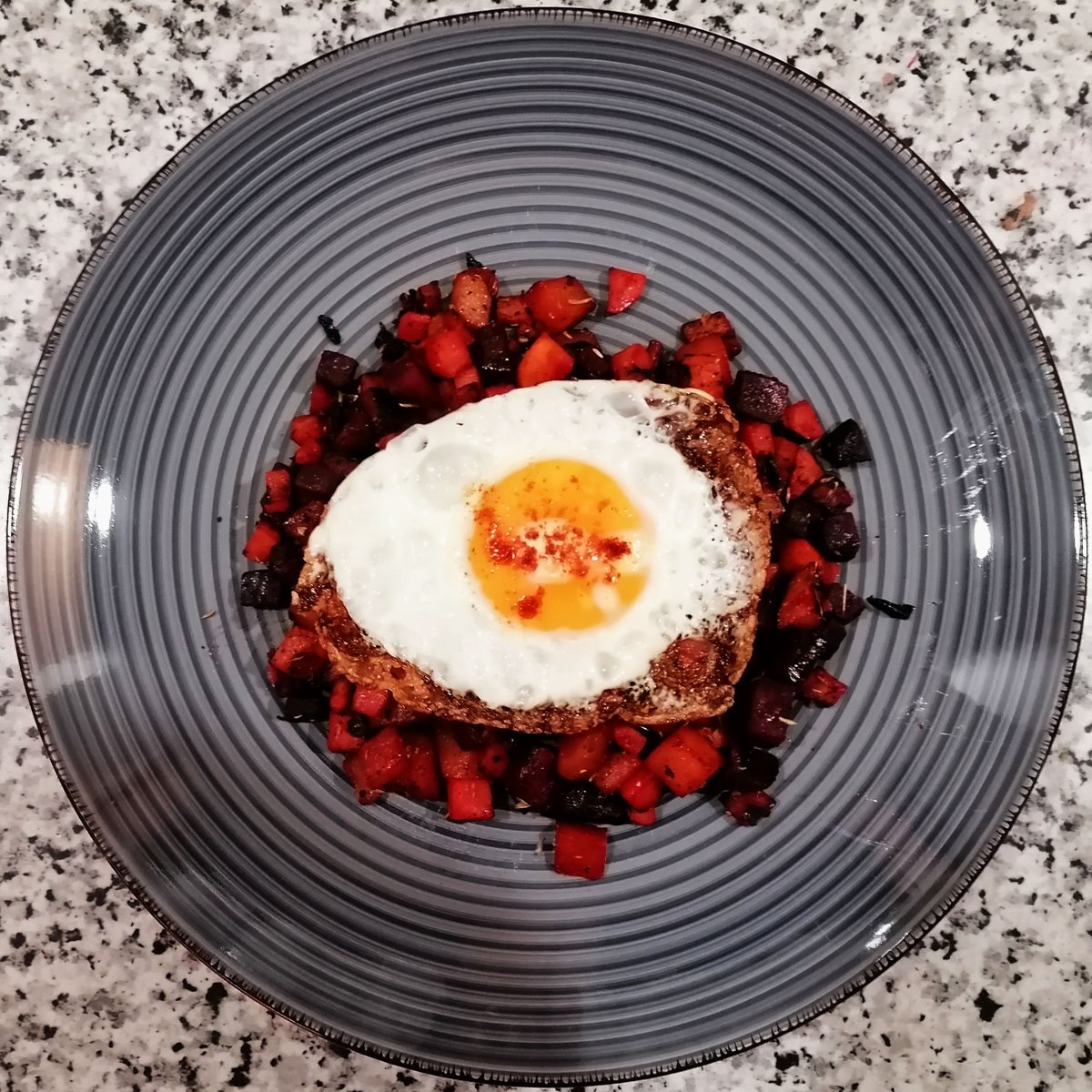 MikeKocht's tweet photo. #Gröstl #Twooking heute ganz "unterirdisch" ;-)
MIt:
#Erdäpfeln (Kartoffeln)
#Süßkartoffeln
#Möhren (Karotten)
#Rohnen (rote Rüben/Bete)
Einfach gut - auch als #Nowaste Resteverwertung
Ohne Spiegelei auch #vegan
https://t.co/ypP9BvPKoY https://t.co/hRcrKNddH5