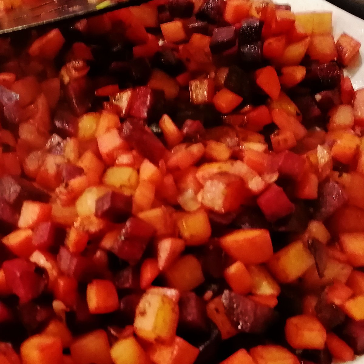 MikeKocht's tweet photo. #Gröstl #Twooking heute ganz "unterirdisch" ;-)
MIt:
#Erdäpfeln (Kartoffeln)
#Süßkartoffeln
#Möhren (Karotten)
#Rohnen (rote Rüben/Bete)
Einfach gut - auch als #Nowaste Resteverwertung
Ohne Spiegelei auch #vegan
https://t.co/ypP9BvPKoY https://t.co/hRcrKNddH5