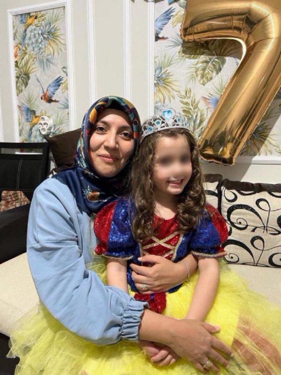 TutsakBebekler's tweet photo. EDİRNE

Kübra Alvar, Rahşan'a 5 aylık hamileyken 2018 yılında tutuklanmış ve doğumuna 1 hafta kala tahliye edilmişti. Kübra hanım 4 Mayıs 2023'te tekrar tutuklandı. 4,5 yaşındaki Rahşan'a anne karnında yaşadığı travmaları tekrar yaşatıyorlar.

@Armagan_caglaya
#AdaletHemenŞimdi https://t.co/wi2dF92KER