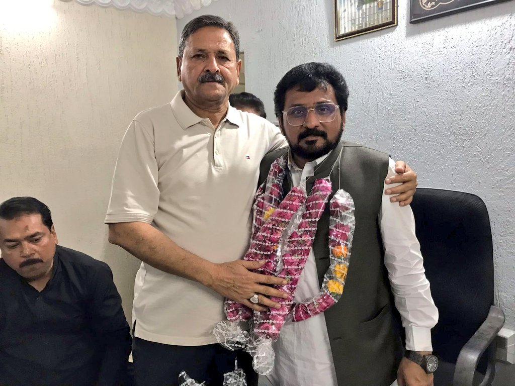 MQMPakHyd's tweet photo. ایم کیو ایم پاکستان رکن رابطہ کميٹی و نو منتخب MNA سيد وسيم حسين، نو منتخب MPA راشد خان نے ڈسٹرکٹ ممبر سعيد خان، ہيرآباد ٹاؤن انچارج وسيم آرائيں کے ہمراہ حیدرآباد گرین سیڈ اینڈ آئل مرچنٹ ایسوسی ایشن يونين کے صدر حاجی ہارون و ديگر عہديداران سے ملاقات کی

@allaboutmqm
#MQMPakistan https://t.co/GEaDjUnzfk