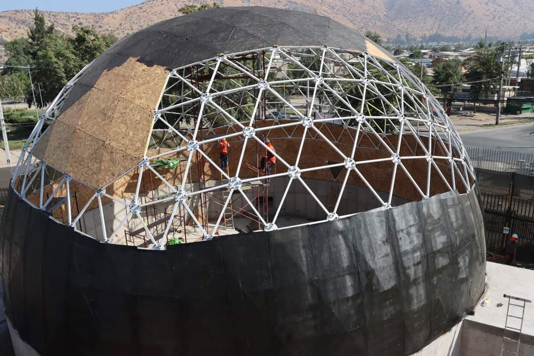 CuadradoPrats's tweet image. AVANZA EL PLANETARIO DE HUECHURABA, EL MÁS MODERNO DE CHILE
Este proyecto cambiará el destino de nuestra comuna.Pondremos el universo en tus manos en una cúpula de200 metros cuadrados, de 16 metros de diámetro,con 93 butacas yuna pantalla de aluminio microperforado.Somos ejemplo.