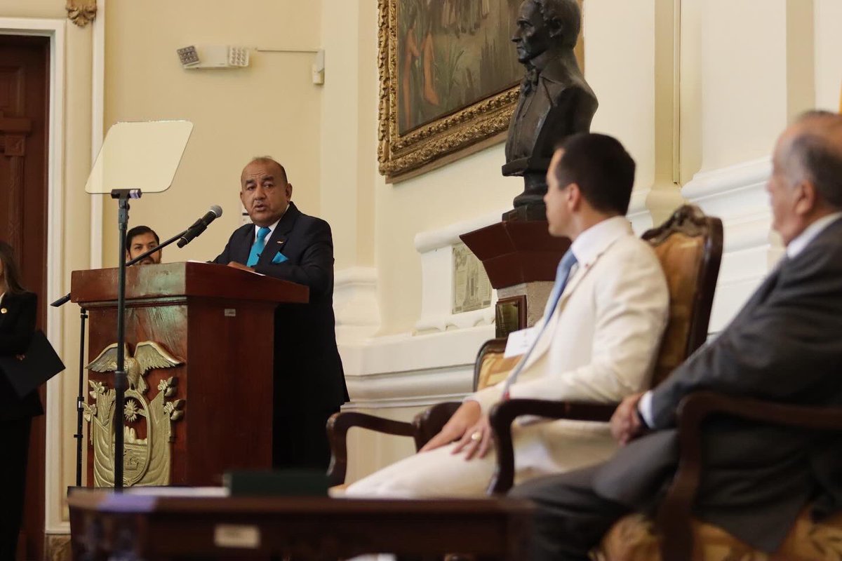 Muy pocas personas pueden unir a los ecuatorianos como usted, por eso tiene y siempre tendrá mi admiración total. 

José Delgado, ha ejercido por más de tres décadas la labor periodística, no desde las salas de noticias o de redacción, sino desde la calle misma.

Sin duda es un