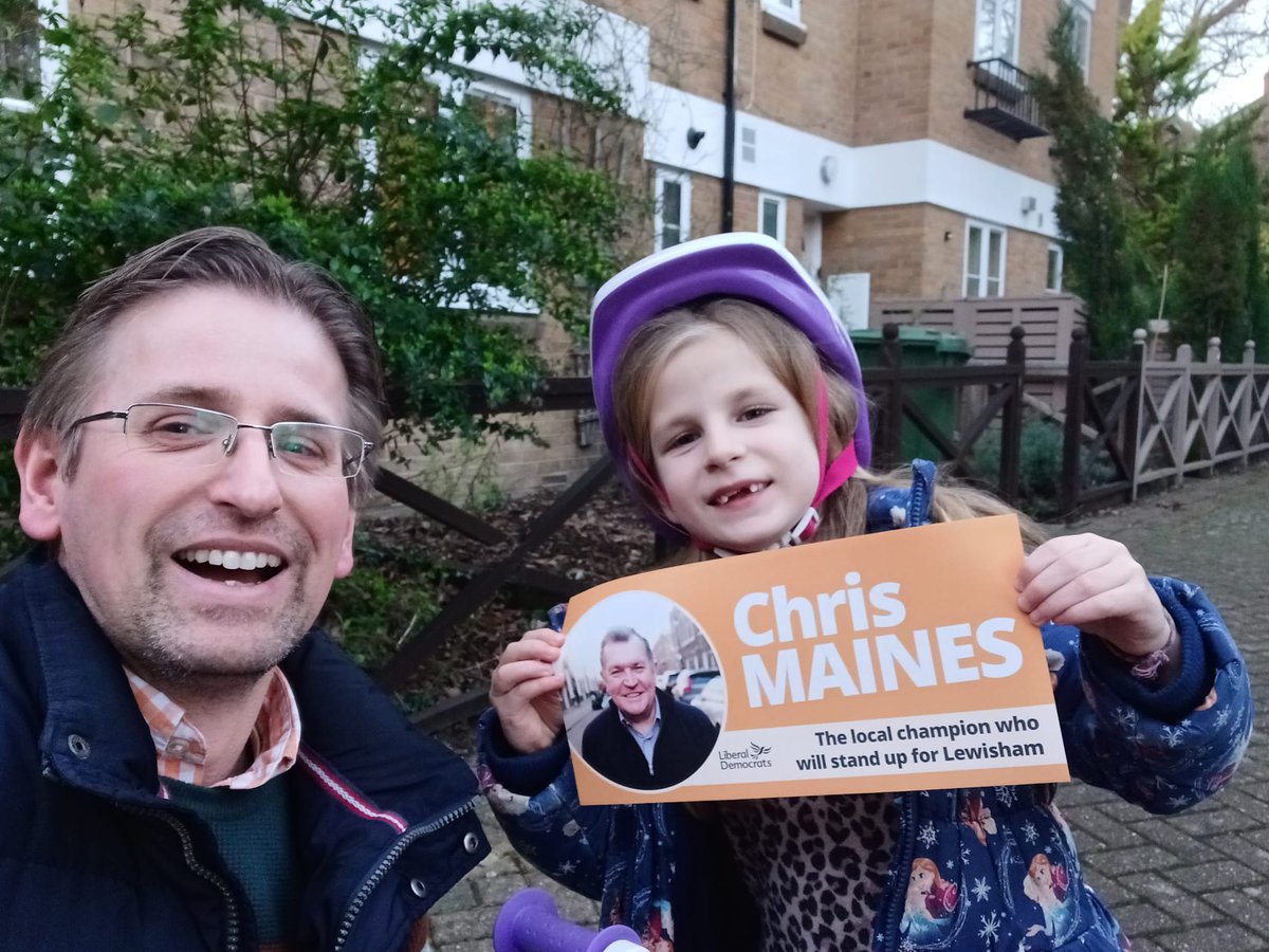 Matilda & I delivered some leaflets for @MainesChris in Blackheath. 🔶️ A @LewishamLibDems Mayor will work hard for residents across Lewisham & offers a strong alternative to Labour on 7th March. If not registered to vote, register by midnight Tuesday: gov.uk/register-to-vo…