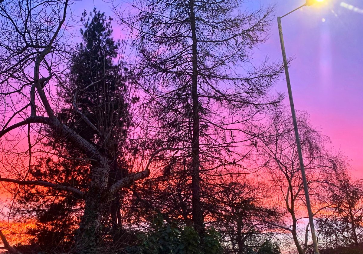 Some beautiful #pink #skies this #Monday #evening in #PONTYPRIDD @StormHour @ThePhotoHour @ITVWales @Ruth_ITV @kelseyredmore @ChrisPage90 @WeatherAisling @itvweather @S4Ctywydd @metoffice #loveukweather @ItsYourWales #sunset #afterglow #MondayMotivation 🌅