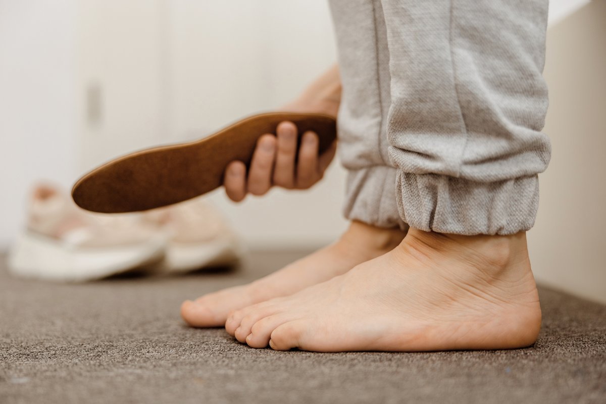FootHealthFacts's tweet photo. Fallen arches are a flatfoot condition that develops during adulthood. Most cases of #fallenarches develop when the main arch-supporting tendon (the posterior tibial tendon) becomes weakened or injured, causing the arch to gradually become lower. 

https://t.co/TlgSdBmhPw https://t.co/QNyUAPhavb