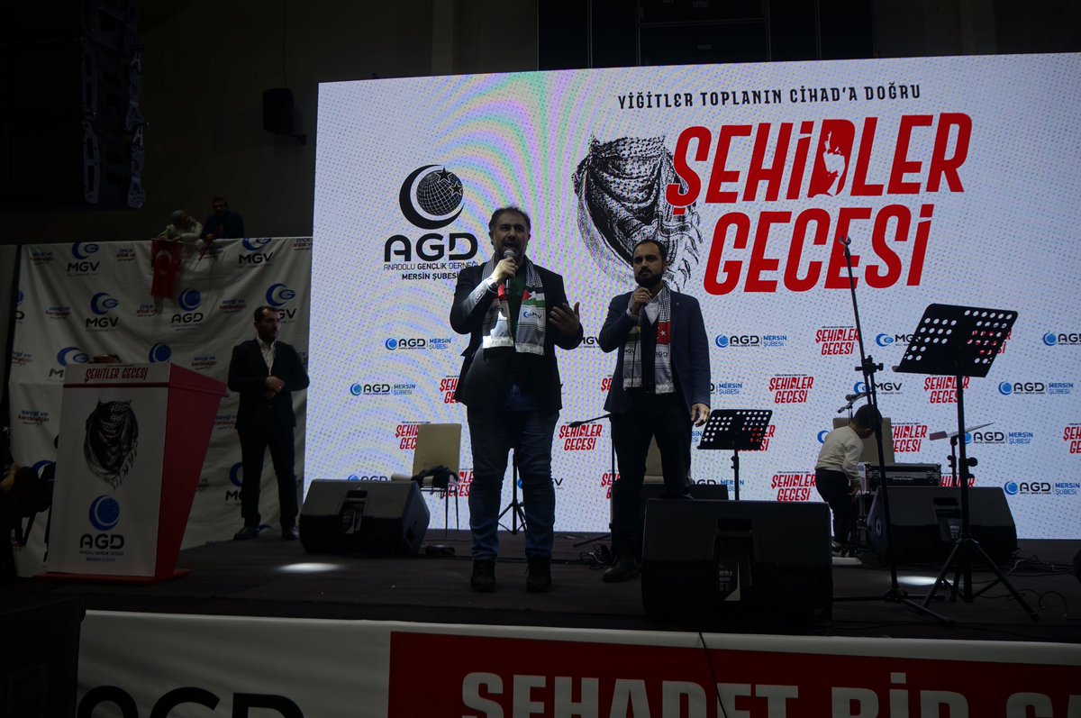 MersinAGD's tweet photo. 🌹Şehitler Gecesi Programımız

“Yiğitler Toplanın Cihada Doğru”

🎙️ Hamas Şehitler ve Esir Ofisi Yetkilisi Taysir SULAİMAN Bey konuşmalarını gerçekleştirdi.

#KalkveUyar
#ŞehitlerGecesi
#ŞehadetAyı https://t.co/GWXBk8OmVd