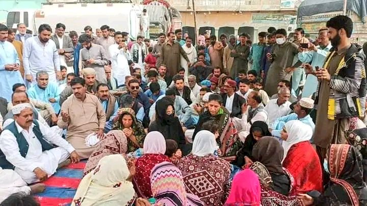 Wajahat_Sindhi's tweet photo. (1/2)
پاڪستاني رياست کي جڏهن بہ مظلوم ڌرين جي آواز کي دٻائڻ لاءِ  ڪو ڪيس داخل ڪرڻ جهڙو ذليل ڪم ڪرڻو هوندو  آھي تہ اهو سنڌ پوليس کان ڪرائيندي آهي، ايتري قدر جو اسان جي شاگرد ساٿين تي خطرناڪ ھٿيارن ۽ بمن جا الزام لڳائي ، ايف آءِ آرون ڪٽي دھشتگرد قرار ڏئي ڇڏيندي آهي. https://t.co/ddROMBEocb