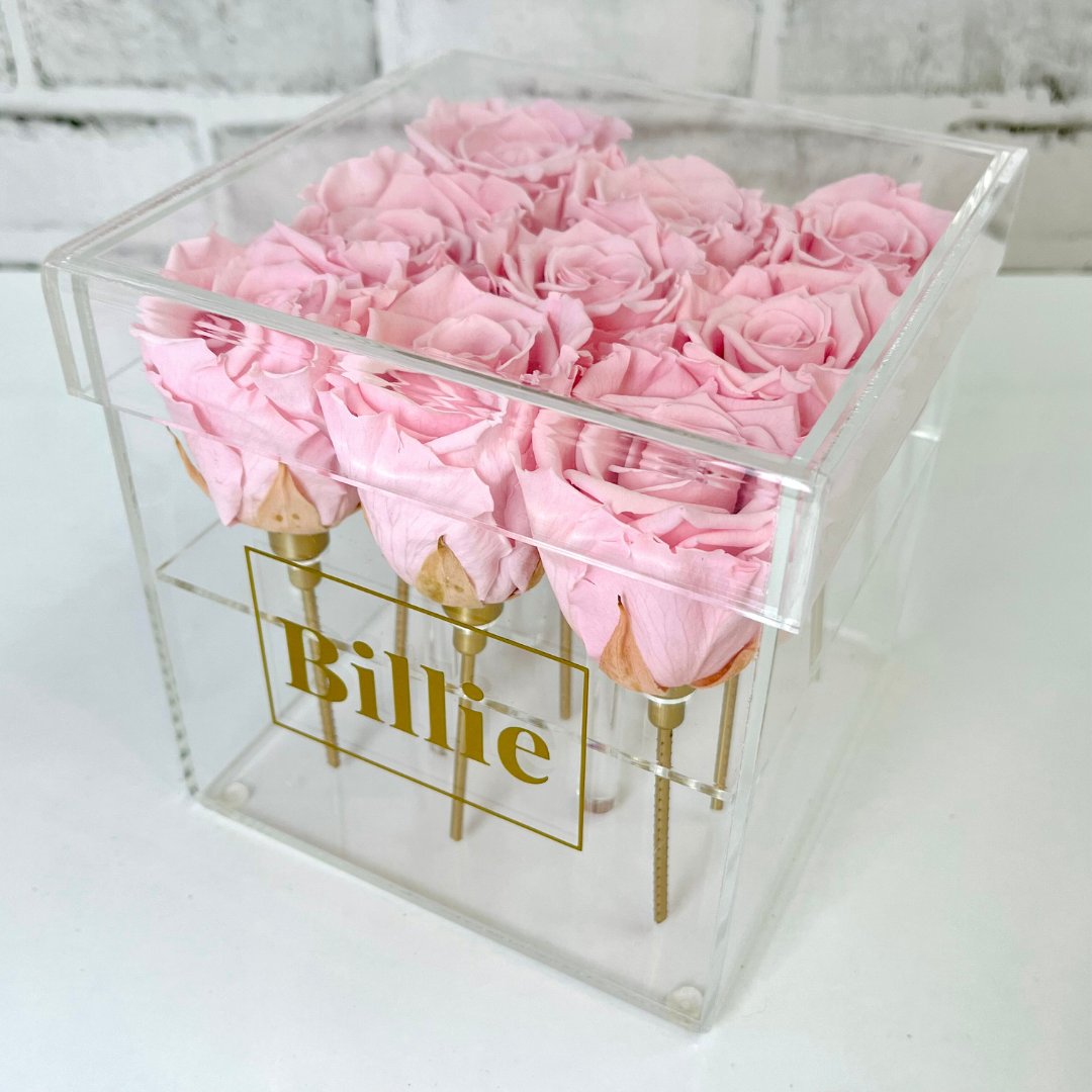 Elevate your space with stunning infinity roses that will last years to come! #infinityroses #preservedroses #roses #foreverroses #giftideas #perfectgift #luxurygifts #blooms #homedecor #oneyearroses #eternalroses #rosesthatlast #rosebox #rosearrangement #infinitelove #pinkroses