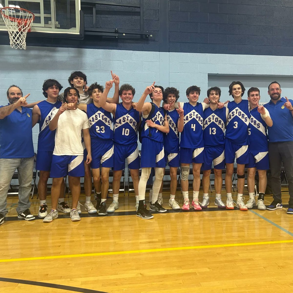 basketball_esa's tweet photo. Avec une victoire de 80-75 contre les Stars, les Castors seront au finale du championnat provinciaux AA à TD Station en fds.

La chaîne va a toute l'équipe aujourd'hui!!!

Félicitations a Carleton North pour une autre excellente saison.

Let's go!!!
#final12 https://t.co/KNq4NxYyLq