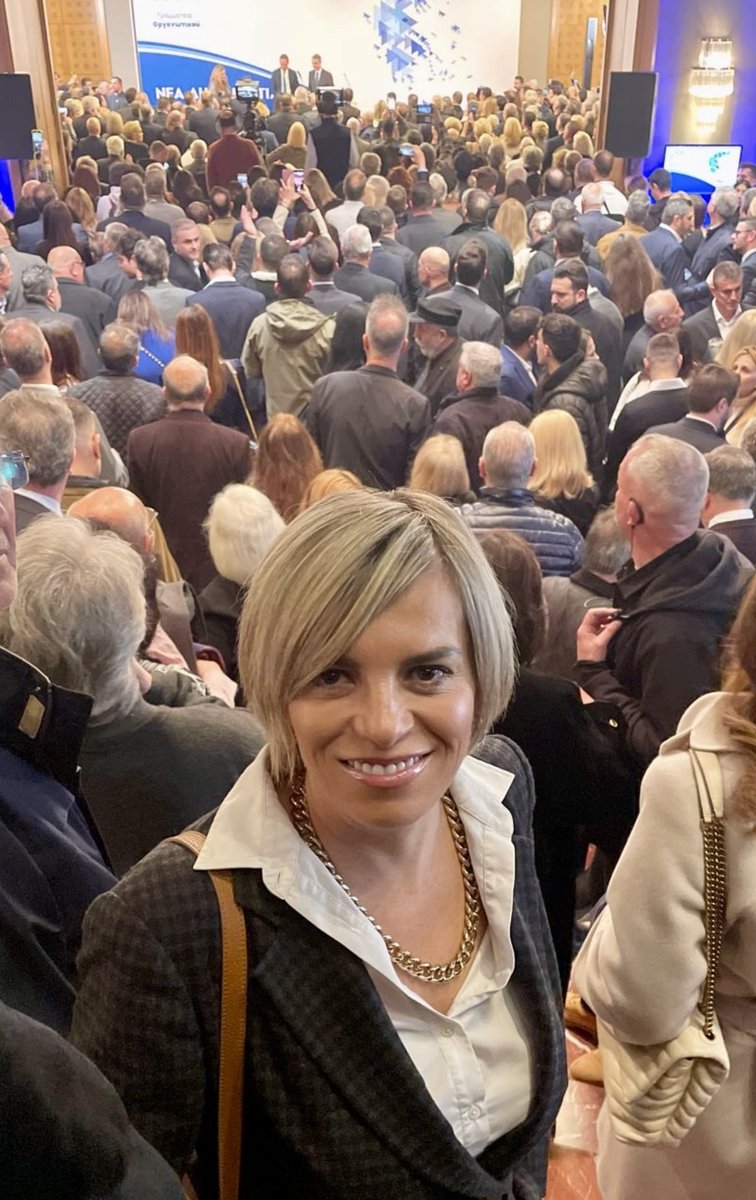 SofiaNikolaou_'s tweet image. Στη κοπή της πρωτοχρονιάτικης βασιλόπιτας της Νέας Δημοκρατίας, όπου έγινε το αδιαχώρητο. Καλή εβδομάδα να έχουμε και, φυσικά, καλή χρονιά!