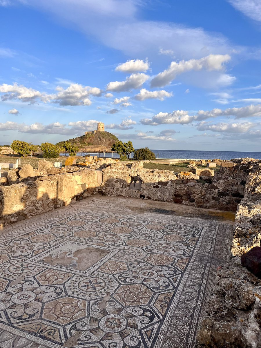 Inseguo sempre la bellezza per quella sensazione di gioia e appagamento che scaturisce dalla percezione di un’armonia. Il bello aiuta e consola l’uomo. 

#IlMisteroDellaBellezza
#SalaLettura 

Nora, Sardegna.