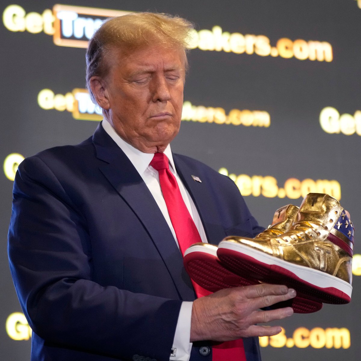 🚨Sneaky Trump sneaker scam:

After the historically eye-popping $355 million dollar judgement against Donald Trump, the disgraced, twice-impeached, grifting former President unveiled a new way to sucker his supporters out of money: selling gold sneakers.

But the catch, written