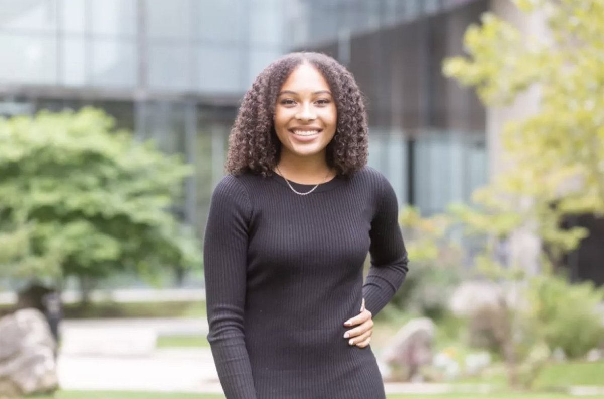 “I want to help mend that barrier in my community ... I want to be one of the changemakers.” #UTM student Jazzmeyn Barnett pursues dual passions for science and health 💙 bit.ly/3SZjHtn #BlackExcellence