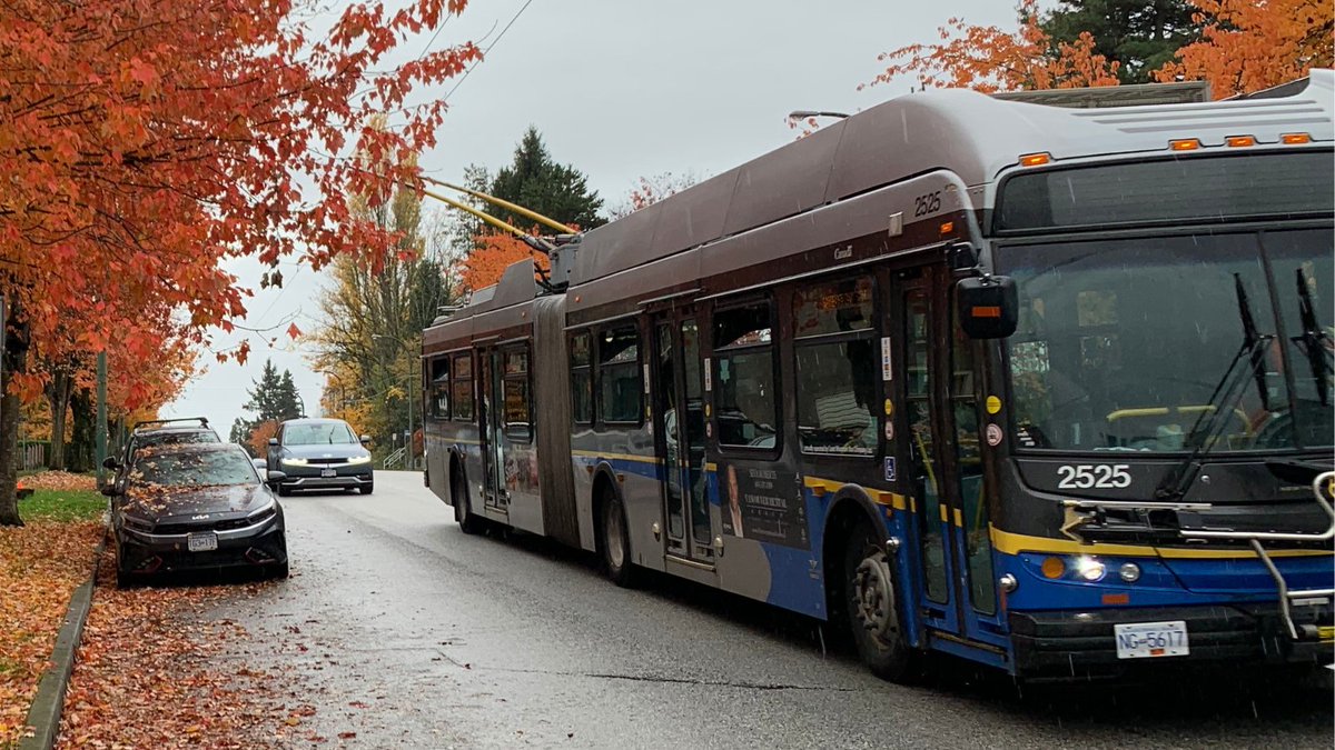 CityofVancouver's tweet image. Did you know that parking in a bus stop zone is not allowed? It can delay a bus, cause traffic congestion &amp;amp; get your car ticketed.

Please do not block bus access: park a minimum of 8 meters in front of a bus stop. 

➡️ow.ly/1Zzq50Qom7i 

#BusStopSafety #ParkingVancouver
