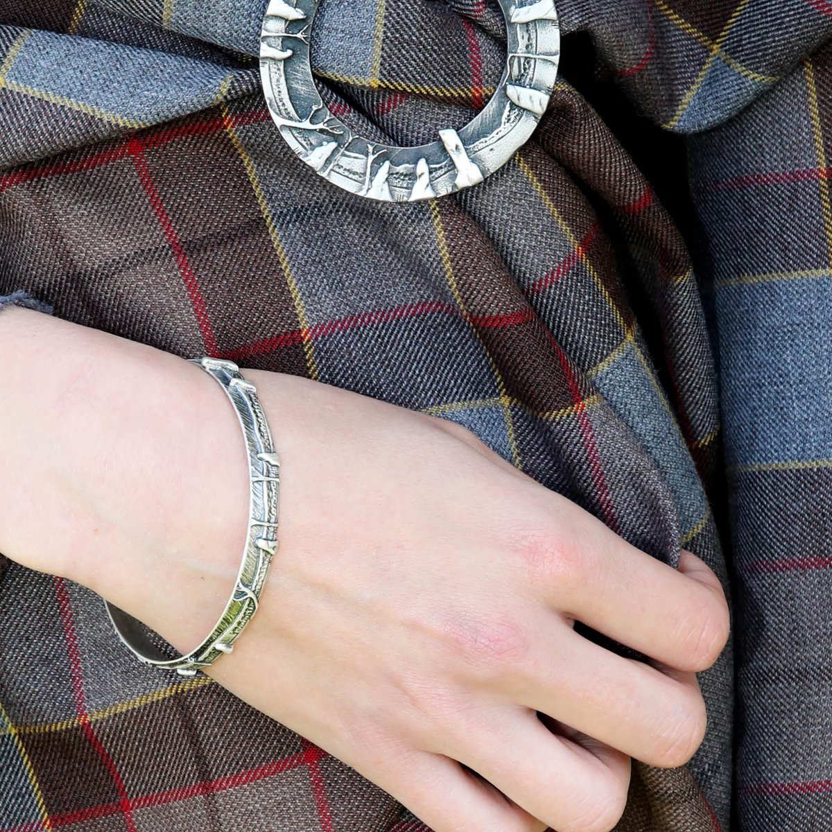 Aurora_Orkney's tweet photo. Did you know that to “tie the knot” is a wedding tradition that originated in Scotland? As the couple held hands, the celebrant entwined them with pieces of tartan, symbolising their eternal bond of love, as well as the joining of the clans.https://t.co/BwuLcQzTYm https://t.co/88tBX5Oh79
