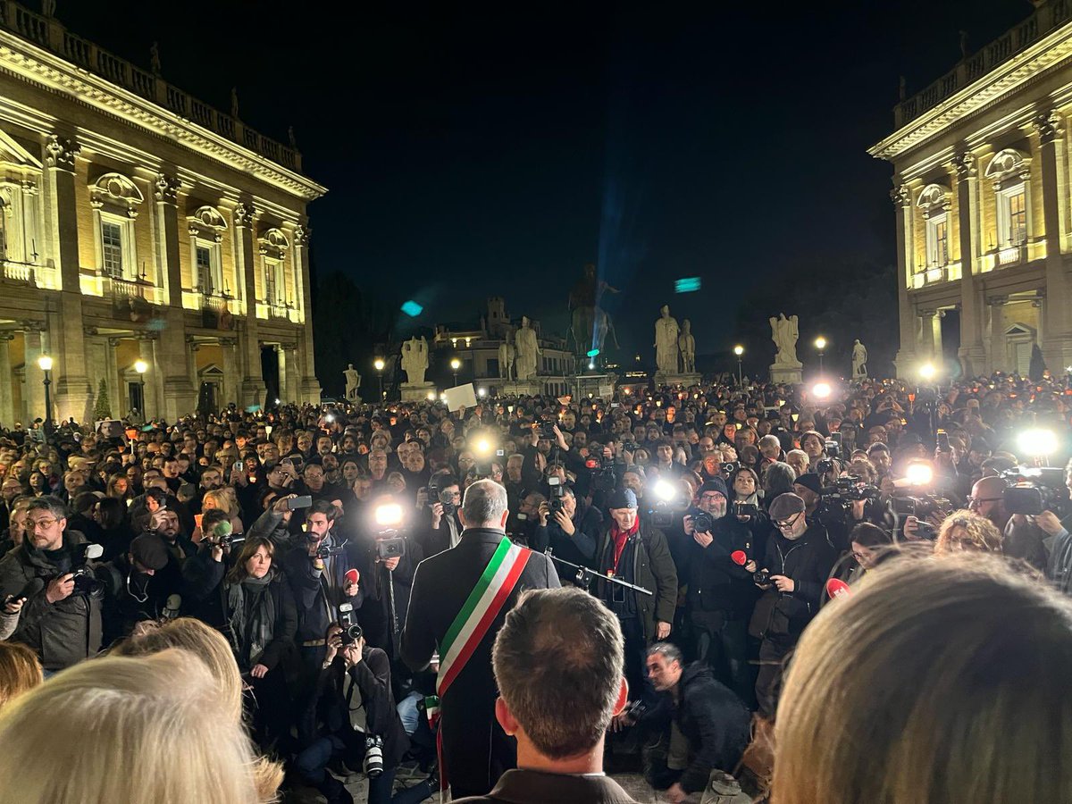 NorwayAmbItaly's tweet photo. @Roma con il sindaco @gualtierieurope, colleghi ambasciatori e tantissimi cittadini, abbiamo reso omaggio al #Navalny per il suo coraggio e la lotta per la democrazia. https://t.co/xBziEYd9Gx