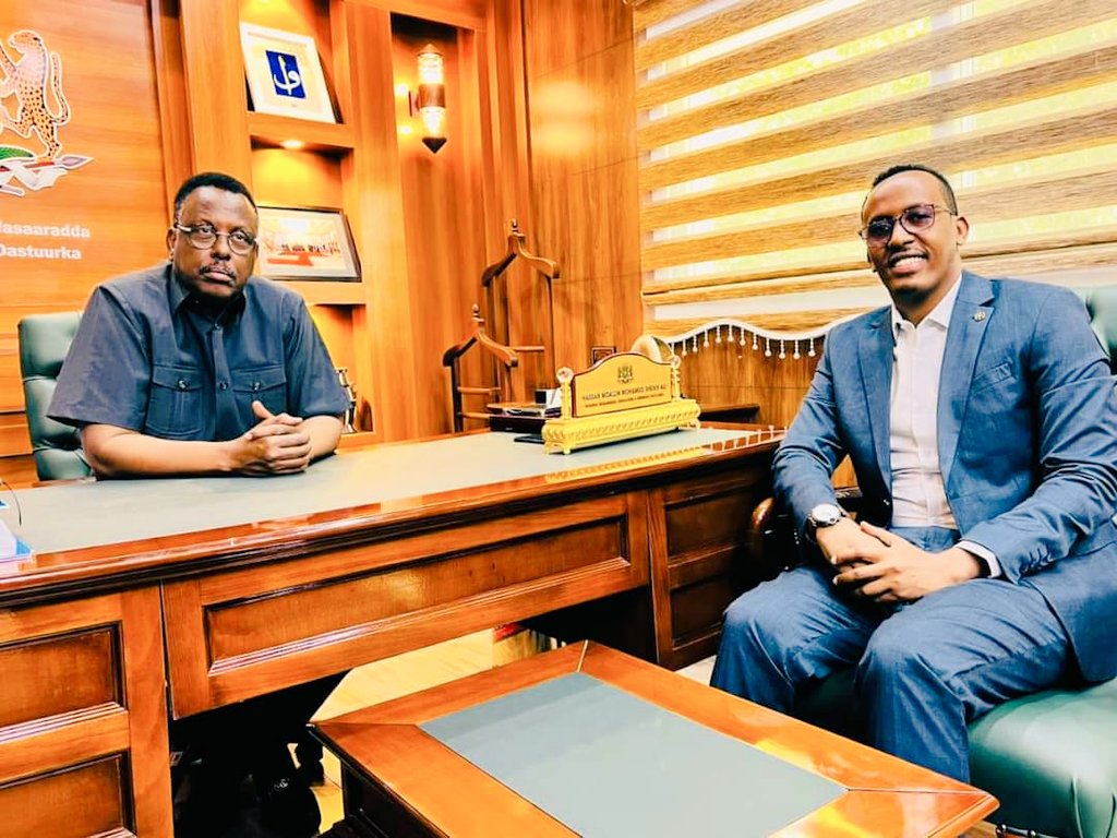 Wasiirka <a href="/MojSomalia/">Ministry of Justice and Constitutional Affairs🇸🇴</a> ayaan ku booqday Wasaaradda, waxaana ka sheekeysay qorshayaasha dib u habaynta Cadaaladda iyo talinta sharciga. 

Shaqo wacan, Wasiir.
