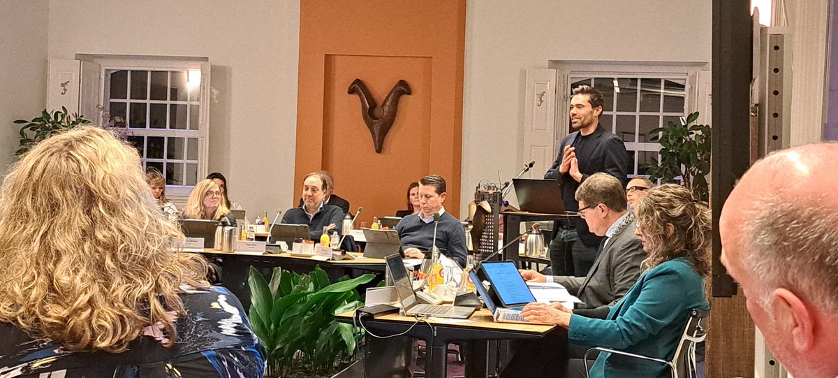 Inspreker T. Dumoulin neemt het woord in Vaals