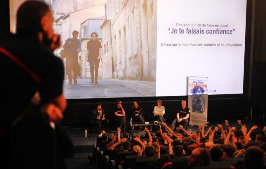 Parquet Angoulême (@pr_angouleme_) on Twitter photo 📸 Nous ne relaierons jamais assez les messages de prévention c/ le #HarcelementScolaire. Belle soirée à laquelle le Parquet d'#Angoulême a eu plaisir à s'associer, aux côtés d'autres intervenants dt la #Gendarmerie. 👍aux jeunes #sapeurspompiers du <a href="/SDIS16/">Pompiers de la Charente</a> pr leur participation 📸 Nous ne relaierons jamais assez les messages de prévention c/ le #HarcelementScolaire. Belle soirée à laquelle le Parquet d'#Angoulême a eu plaisir à s'associer, aux côtés d'autres intervenants dt la #Gendarmerie. 👍aux jeunes #sapeurspompiers du <a href="/SDIS16/">Pompiers de la Charente</a> pr leur participation