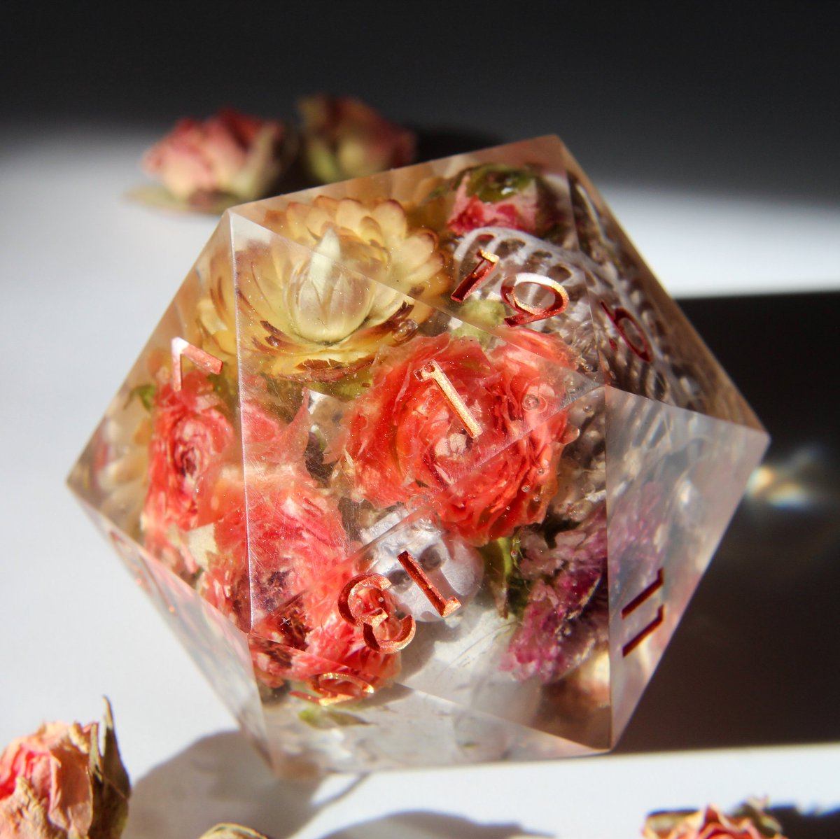 Helichrysumdice's tweet photo. Bouquet of Bones 💀
45mm of dried flowers and 3D printed and handpainted bones. Inked in rose gold 🪷

#handmadedice #artisandice #dicemaker #dicemaking #d20 #ttrpg #rpg https://t.co/5qF73NJSKK