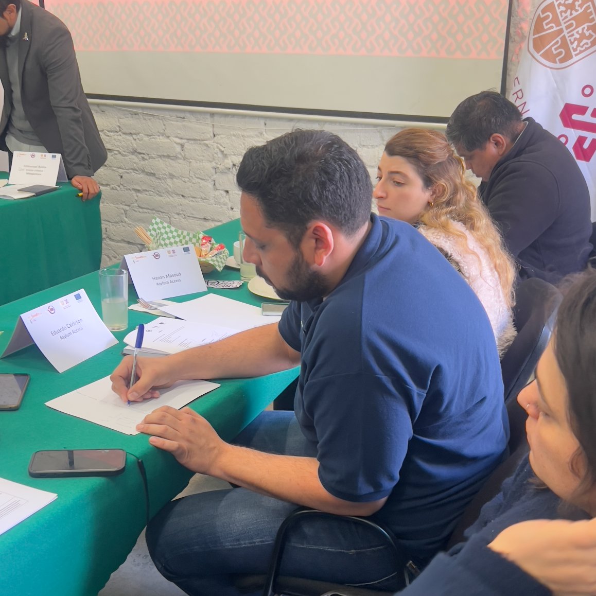 mx_juventus's tweet photo. @AsylumAccessMX nos comparte la perspectiva y propuestas que ayudan a mejorar las condiciones socio-laborales de personas #jóvenes #migrantes y #refugiadas
Como que la documentación de identidad válida en la ciudad pueda significar una ventaja determinante al solicitar #empleo https://t.co/GhiZgEljIw
