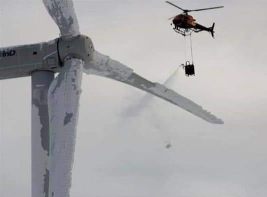 Scongelamento delle pale a mezzo  dell'elicottero che porta acqua  riscaldata con energia fossile.
Il tutto con l'obiettivo di ridurre la produzione di CO2 😂
#emergenzaclimatica #riscaldamentoglobale