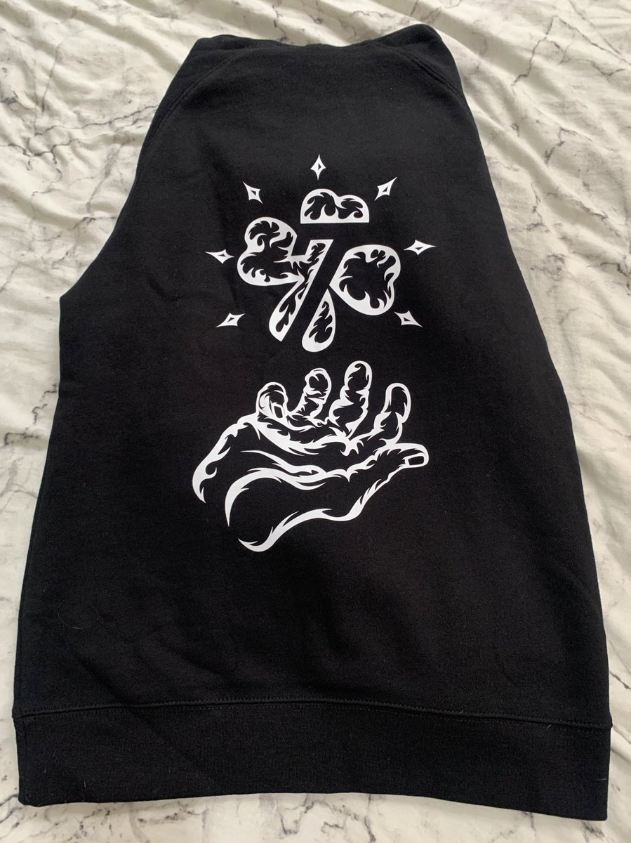 Got my #7SINS hoodie that I won 🍀

The fitting and quality is good, make sure to check out <a href="/Team7tv/">7 🍀</a>  &amp; there merch 💚