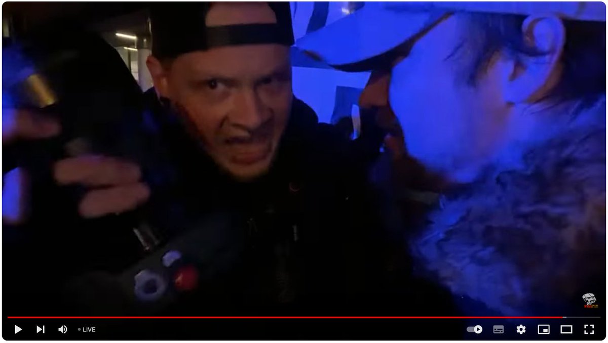 BRechercheteam's tweet photo. Klein #BenjaminMoses (Balaclava Graphics) hat #Weichreite angemacht. Er filme zu viele der jungen #Neonazis und diese würden dadurch ihren Job verlieren. Tja, wenn der Chef nicht weiß, was seine Auzubildenden jeden Montag machen - Pech gehabt! #Bautzen https://t.co/B7DkLbydxy