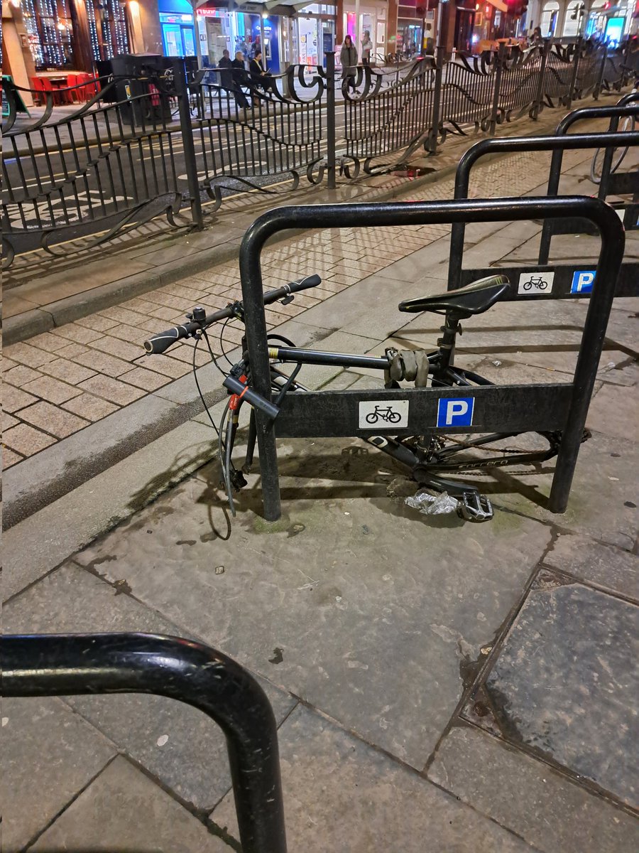 Hope Street, Glasgow 

The importance of buying a good quality bike lock 🔐 😂😂😂😂😂