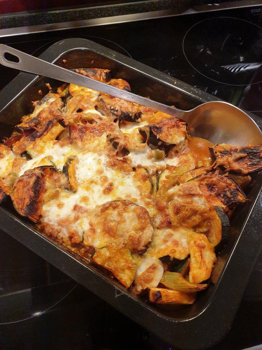 dfpwriter's tweet photo. Minestrone flan with mozzarella. Zucchini, Aubergine, celery, red onions haricots blanc, green olives and tomato sauce. Dressed with fresh basil. #cooking #HealthyEating #Food #vegetarian https://t.co/Qqrf1AgXaZ