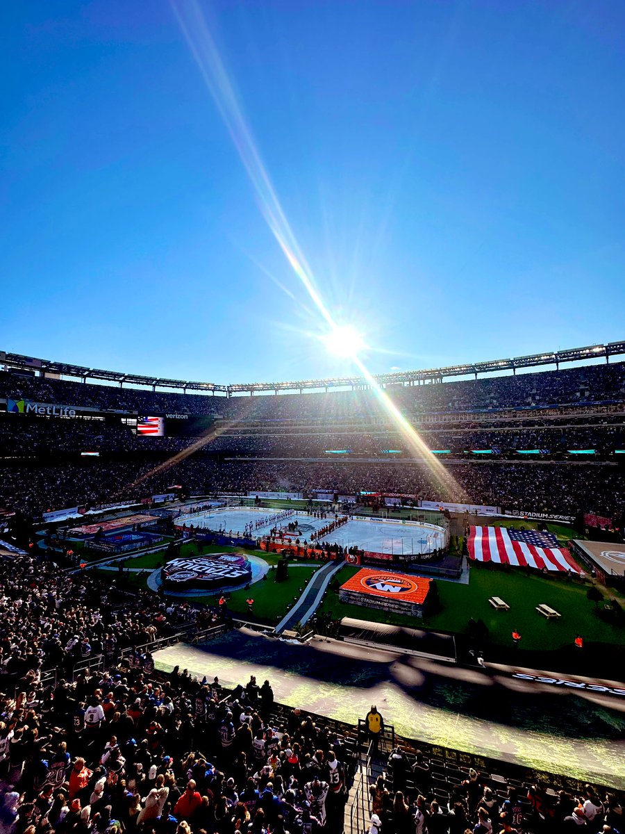 sydneyemartin's tweet photo. Thank you for this weekend @NHL @MetLifeStadium 💙🧡 https://t.co/gIFkO2QNgq