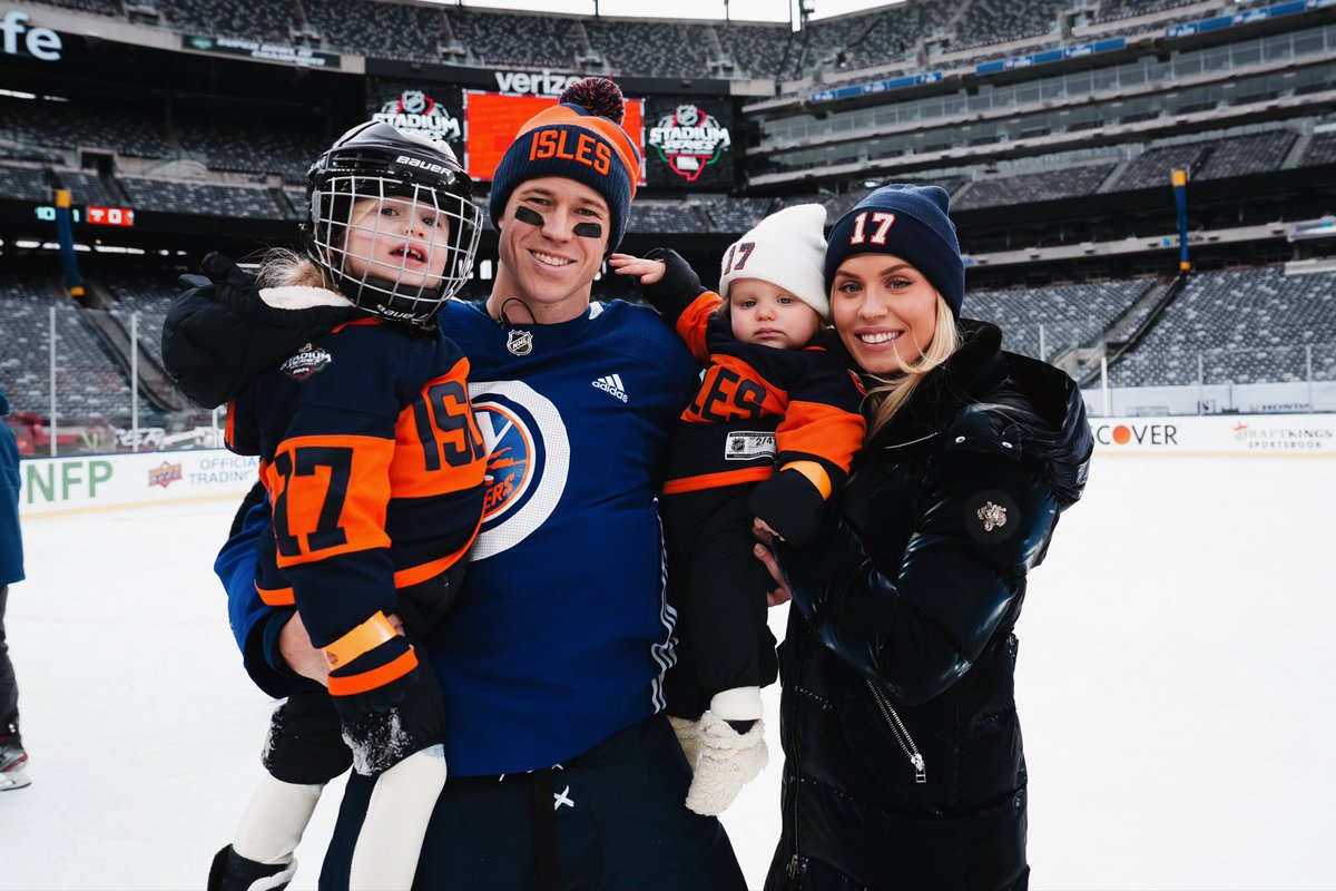 sydneyemartin's tweet photo. Thank you for this weekend @NHL @MetLifeStadium 💙🧡 https://t.co/gIFkO2QNgq
