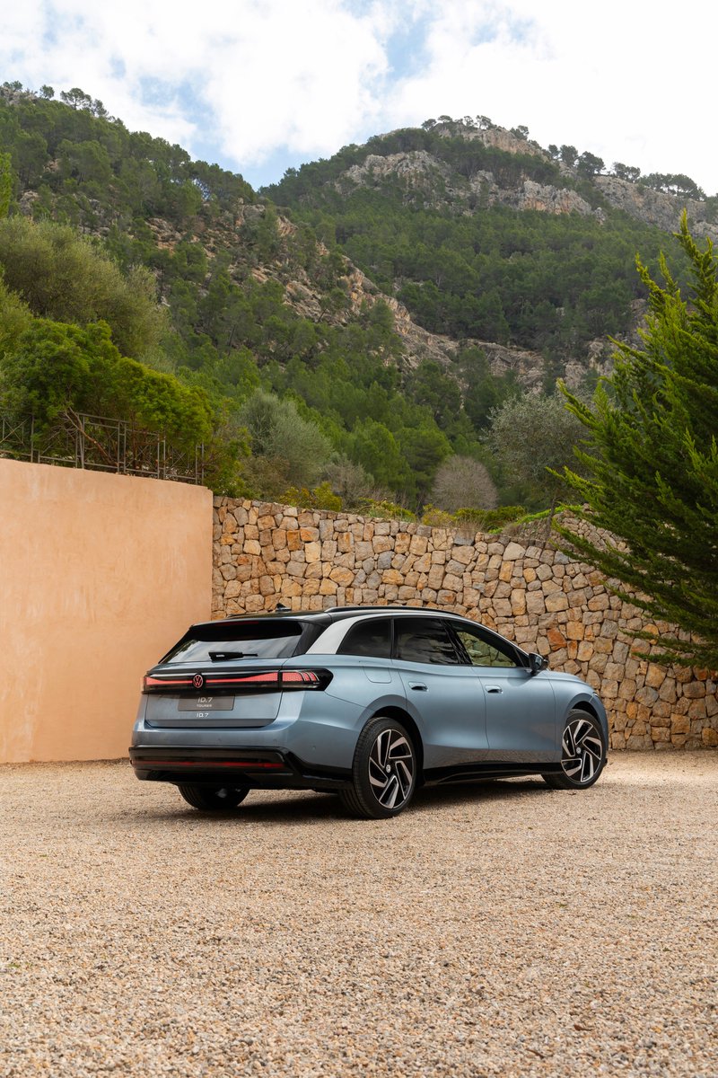 ButenegroEV's tweet photo. World Premiere!!!
#Volkswagen #Id7 Tourer.

https://t.co/9c4uFofwc5 https://t.co/KWVJhFIdxi