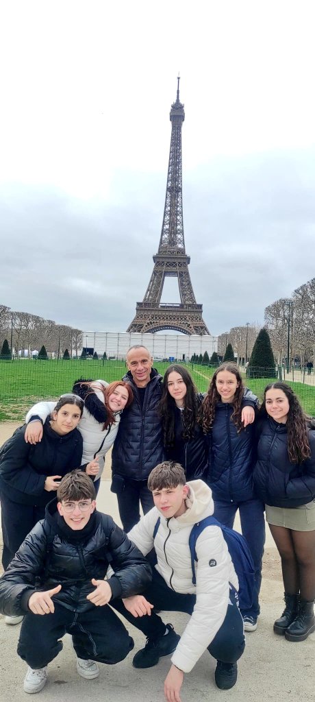 ins_lladonosa's tweet image. La chorale et le groupe instrumental de l'Ensemble sont déjà à Paris pour passer quelques jours avec nos amis de la chorale française.  Musique, échange, bons moments...🇫🇷🥐🥖🎶🎹🎼🎻🎺