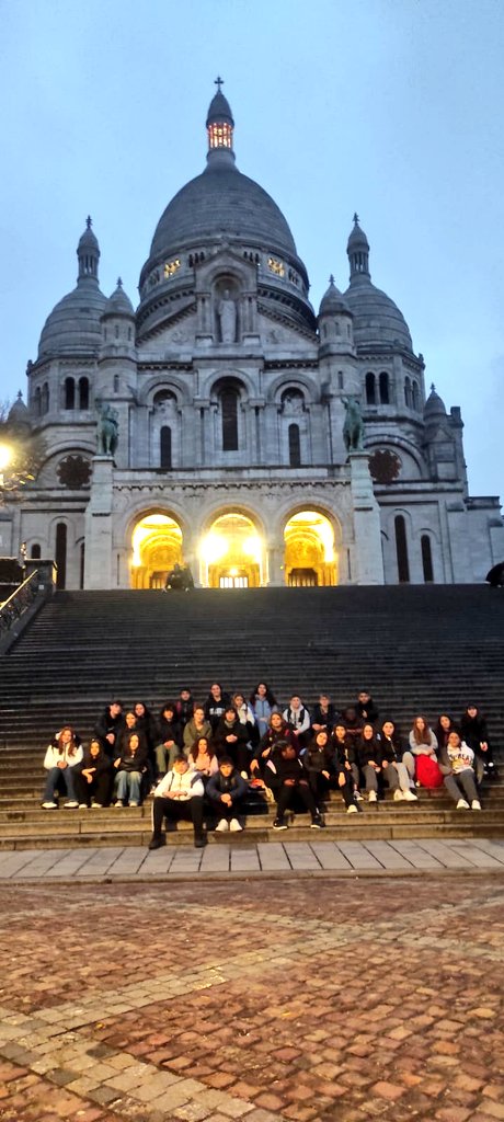ins_lladonosa's tweet image. La chorale et le groupe instrumental de l'Ensemble sont déjà à Paris pour passer quelques jours avec nos amis de la chorale française.  Musique, échange, bons moments...🇫🇷🥐🥖🎶🎹🎼🎻🎺