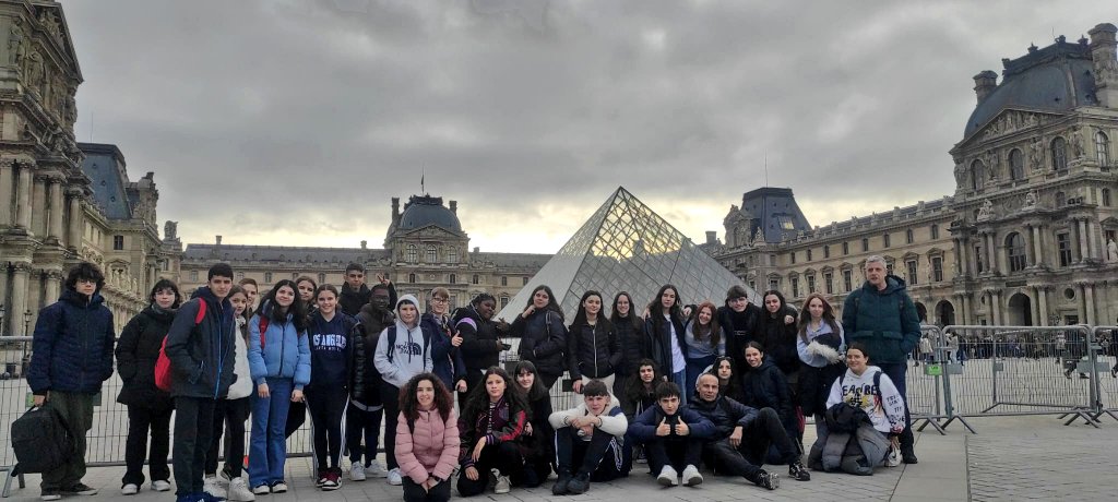 ins_lladonosa's tweet image. La chorale et le groupe instrumental de l'Ensemble sont déjà à Paris pour passer quelques jours avec nos amis de la chorale française.  Musique, échange, bons moments...🇫🇷🥐🥖🎶🎹🎼🎻🎺