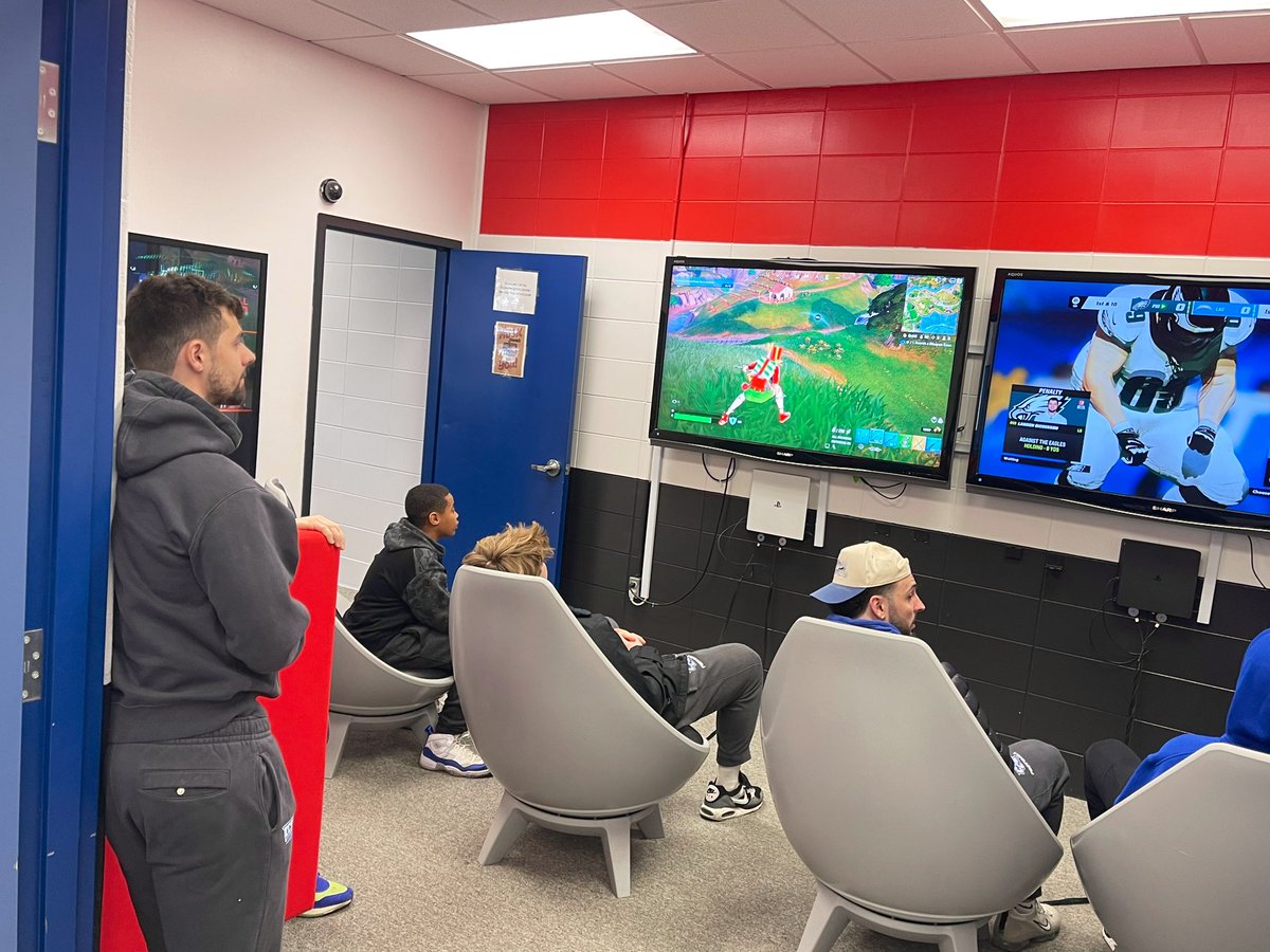 coachrankin_'s tweet photo. We @ccsu_fb extend gratitude to the dedicated student-athletes who generously contributed their time and efforts to support the Boys &amp; Girls Club of New Britian today. Thank you for embodying the spirit of service and making a difference in the lives of others. https://t.co/38oN7megML