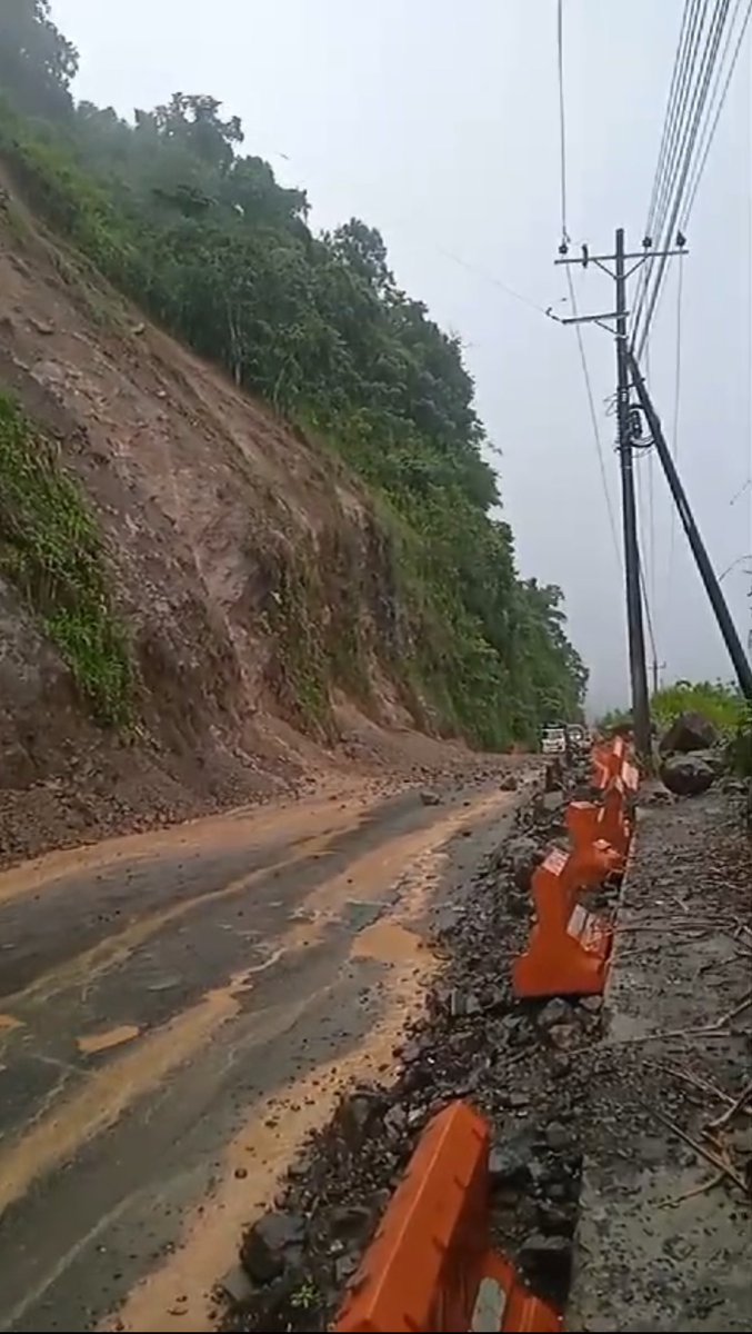 CTEcuador's tweet photo. 🚨ATENCIÓN🚨 
#SantoDomingo |  🚨🚧Vía Cerrada 🚧🚨
Informamos a la ciudadanía que en el km. 83 recinto La Bolívar de la E-20, #SantoDomingo  - #Alóag hasta el km. 72, se encuentra cerrada al tránsito vehicular, debido a la caída de material pétreo.👮‍♂️🚔 https://t.co/i37TuLzRD9