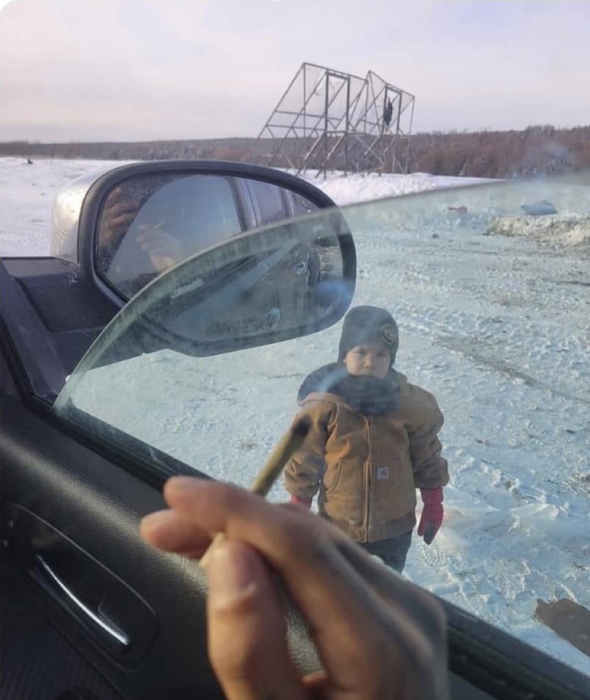 Et cette loi débile qui « interdit de fumer quand il y’a des enfants dans le véhicule »… Regardez-le, il se caille les couilles dehors… 😤
