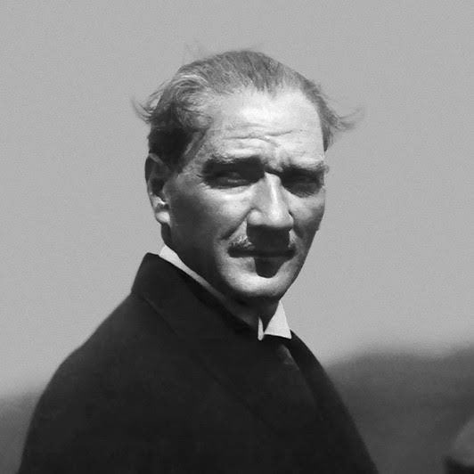 Türk milletinin namus ve hürriyet mücadelesinin lideri ve devletimizin kurucusu Mustafa Kemal Atatürk’e şerefsizce hakaret edenler, kahraman ecdadımızın denize döktüklerinin geride bıraktığı gayri meşru kalıntılarıdır.

Atatürk’ten rahatsız olmak demek; Anadolu’yu işgal etmek