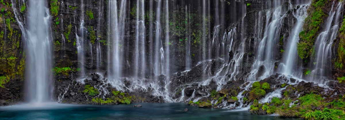 The allure of water, particularly waterfalls, has always been magnetic – with its blend of might and elegance. #japan #nature #newrelease lik.com/products/falls…