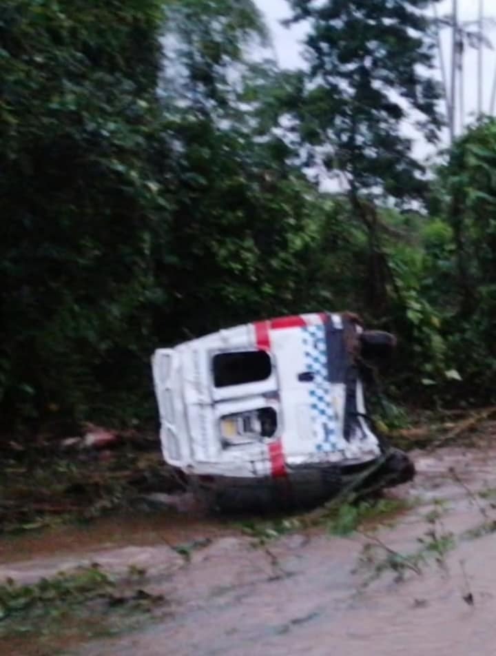 Cupsfire_gye's tweet photo. Imágenes de la ambulancia que cayó por el colapso Del ducto cajón
🎥 📷 Cortesía https://t.co/AbdmuqDg7b