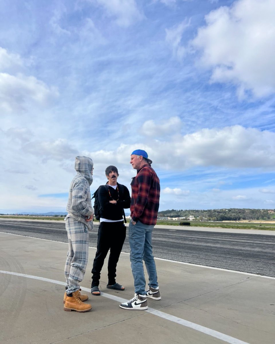 ChiliPeppers's tweet photo. tres amigos https://t.co/k5Xxn8xPZR