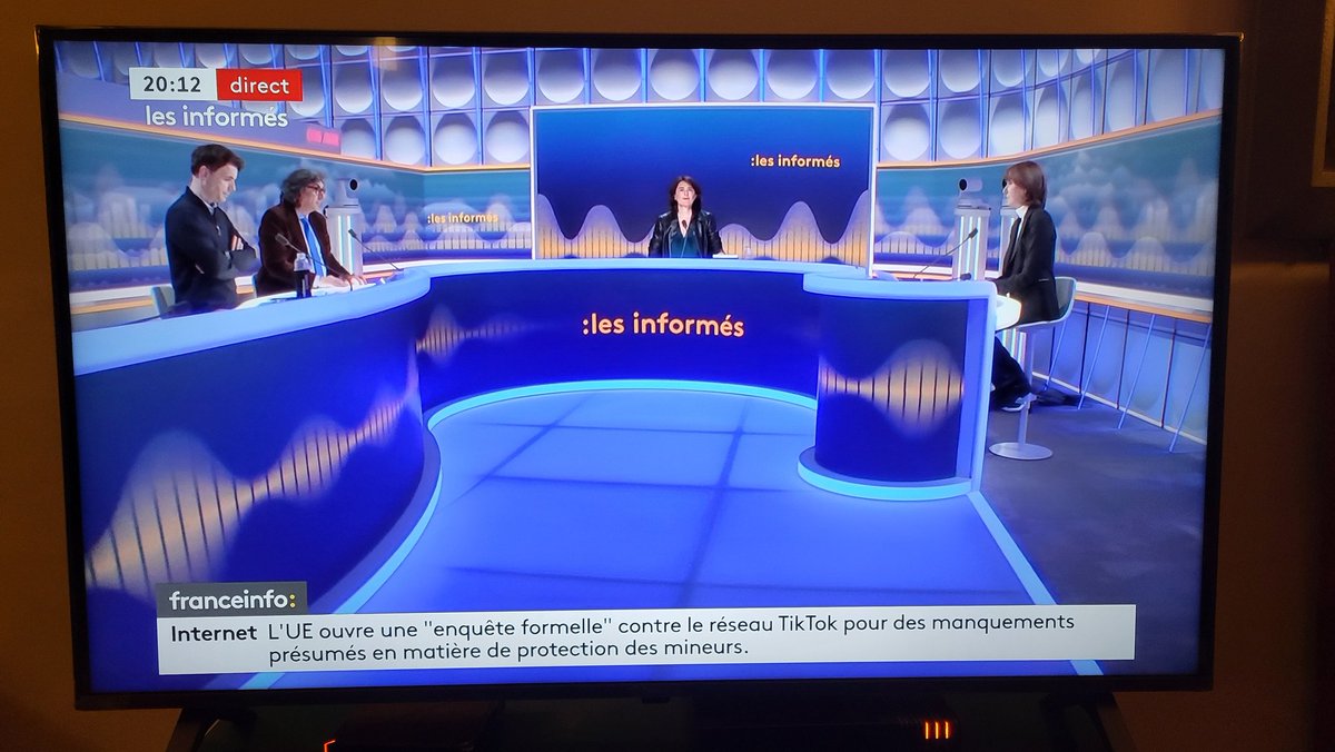 parisbanlieue's tweet image. Sur @franceinfo #lesinformés c'est comme l'#EcoleDesFans où le candidat serait toujours @EmmanuelMacron et où on n'aurait donné que des panneaux 0 aux membres du jury  😎 @janfibail @berengerebonte @JFAchilli @medias_citoyens @mediatriceRF