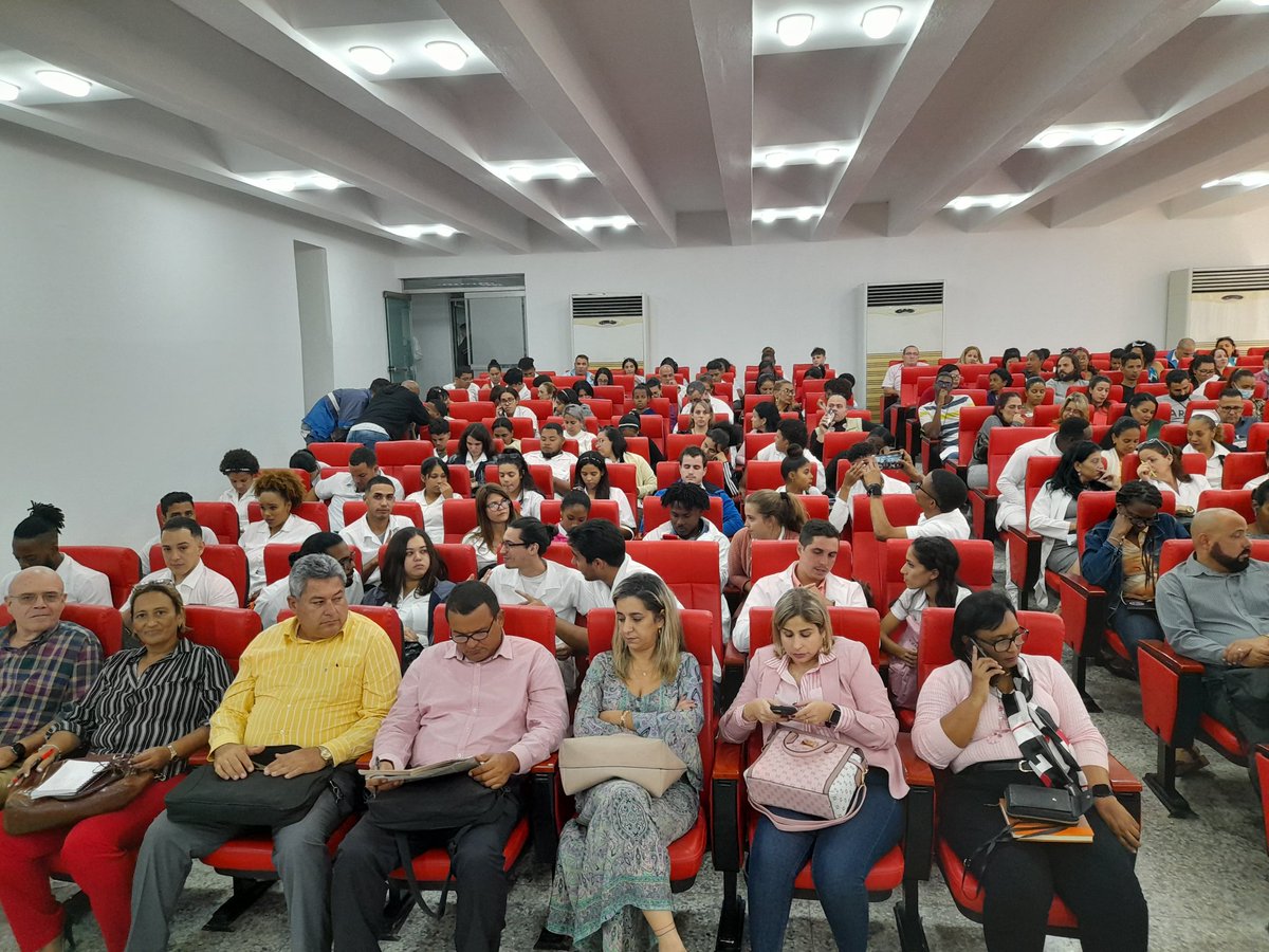 MINSAPCuba's tweet photo. 🥼Ahora‼️ en la sede del @MINSAPCuba vice primer ministro de Cuba @JorgeLuisPerd20 y titular de Salud @japortalmiranda intercambian con  jóvenes dirigentes del sector en la capital.

#CubaPorLaVida 🇨🇺 #GenteQueSuma https://t.co/YnahzwJAj9