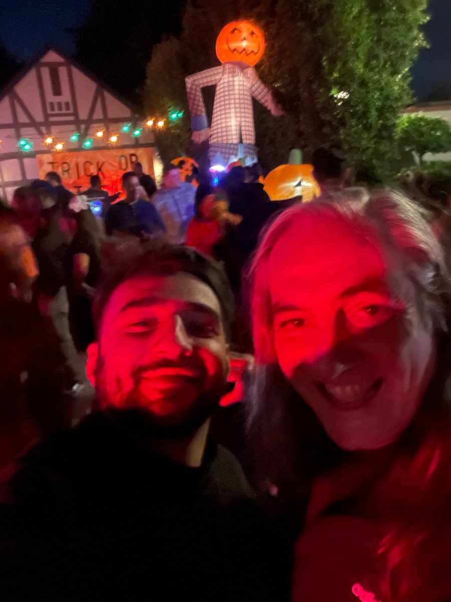 Unas fotos del último proceso del audio de la peli en L.A. Junto al maestro @gusborner También algunas fotos de Andy Hay en los estudios de @paramountpics “No hay tiempo, ya no hay vuelta atrás. El viaje empezó hace rato.” #totalmenteposeidos #larengA