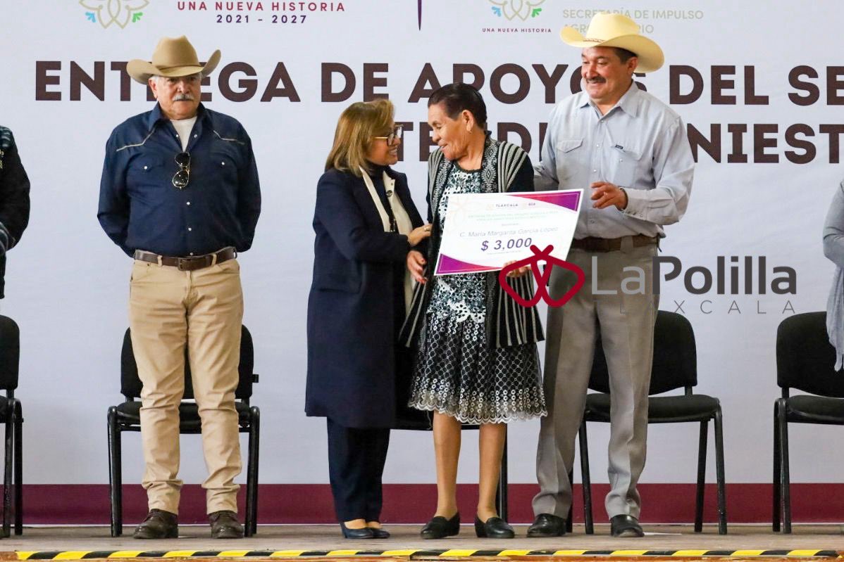 LaPolillaMX's tweet photo. 🚜💰 #Tlaxco recibe impulso con +400M en inversión para el campo por Gob. @LorenaCuellar Entrega de mochilas aspersoras y seguro agrícola. 

📸Abraham Caballero #LoVíEnLaPolilla #LaPolillaTlaxcala https://t.co/KGatwlfiX0