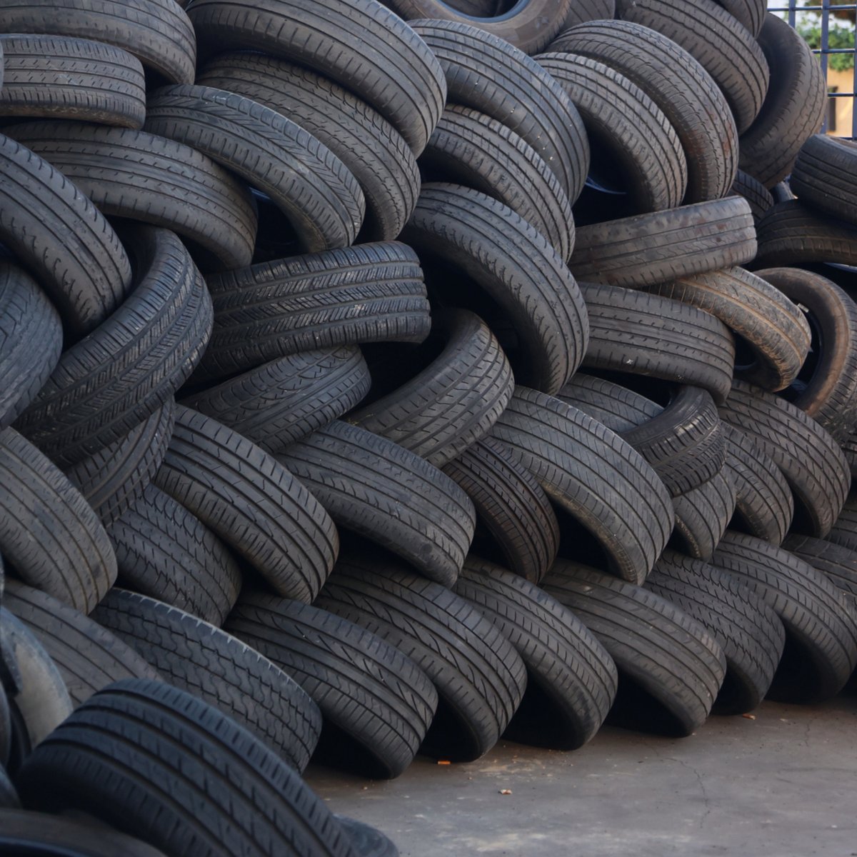 ¡Mirad qué imagen más curiosa! 👀

😮 Así acumulamos los neumáticos que vamos cambiando durante las semanas para que luego una empresa de reciclaje se los lleve para reutilizarlos y darles otra vida, convirtiéndolos en nuevos materiales. 

 #reciclaje #neumaticos