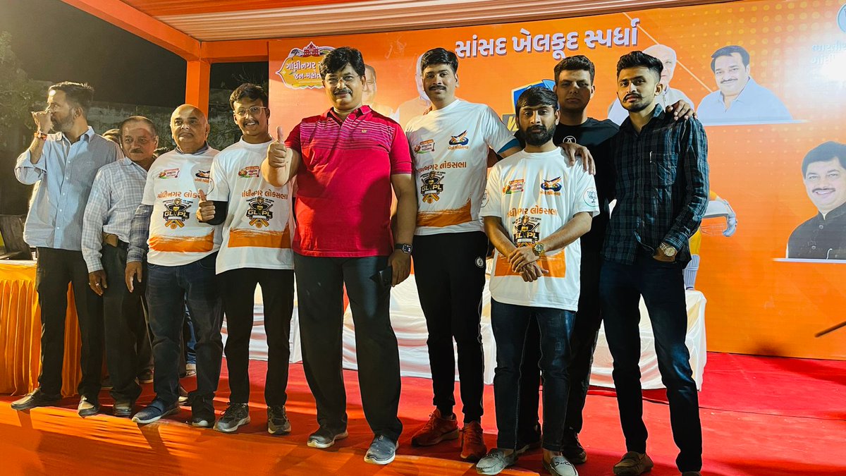 VedantTrivedi10's tweet image. ગાંધીનગર લોકસભા પ્રીમિયર લીગ (GLPL) નો વેજલપુર વિધાનસભામાં ધારાસભ્ય શ્રી Amit Thaker  એ  ક્રિકેટ ટુર્નામેન્ટનો શુભારંભ કર્યો. 
જેમાં શુભારંભ પ્રસંગે ધારાસભ્યશ્રી તથા કોર્પોરેટરશ્રીઓ તેમજ સંગઠન નાં આગેવાનો ની  મેચ યોજાઈ જેમાં રમવાનો અવસર મળ્યો .
#GLPL